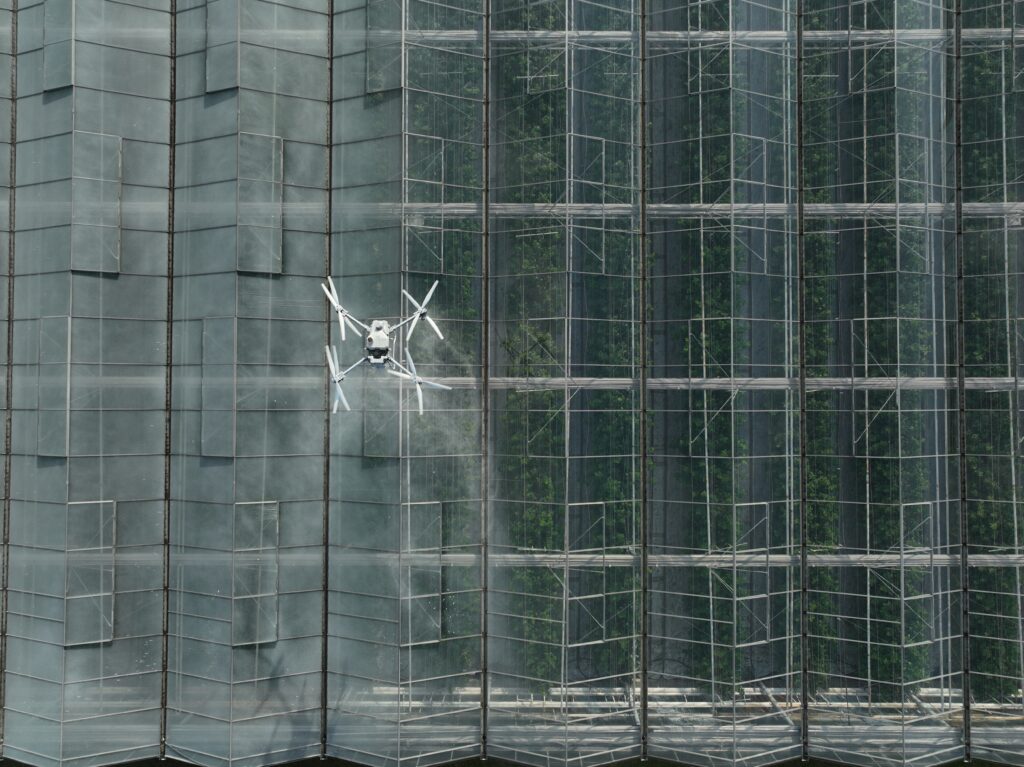 cieniowanie szklarni dronem dji agras t50