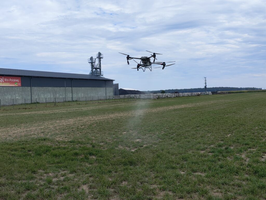 oprysk dronem pola